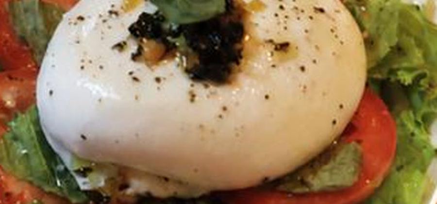 Ensalada de burrata fresca con tomate y albahaca