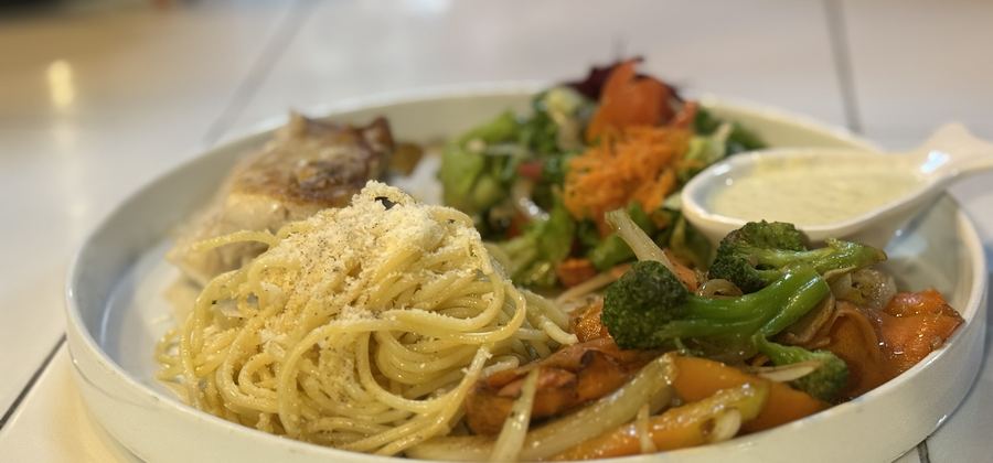 Spaghetti con verduras salteadas y pollo