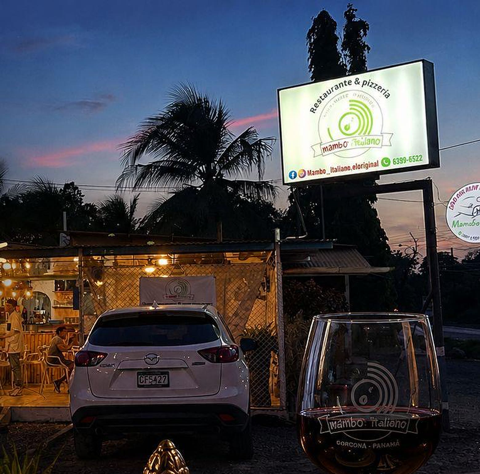 Fachada de Mambo Italiano en la Calle Principal de Nueva Gorgona al anochecer